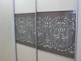 Стильный шкаф-купе с узором