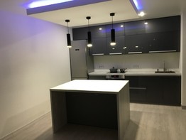 Стильная кухня цвета Антрацит с островом в стиле лофт