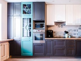 Трехцветная кухня с древесной столешницей
