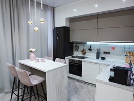 Стильная кухня с островом в нежных тонах