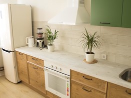 Интересная кухня с комбинированными фасадами