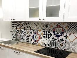 Двухрядная кухня в скандинавском стиле с яркой плиткой