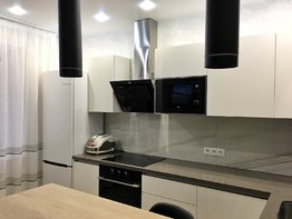 Кухня с матовыми фасадами и древесной барной стойкой