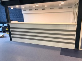 Стойка ресепшн с глянцевой столешницей и фасадом