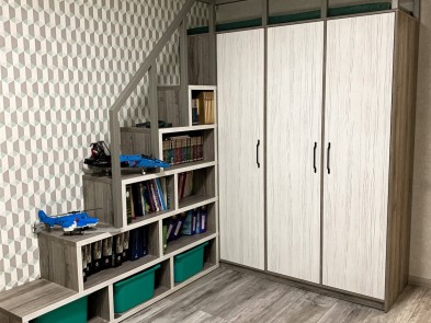 Необычный шкаф с лестницей в детской 